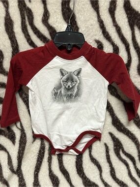 Bass Pro Shops White and Burgundy Raglan One-Piece with Fox Sketch